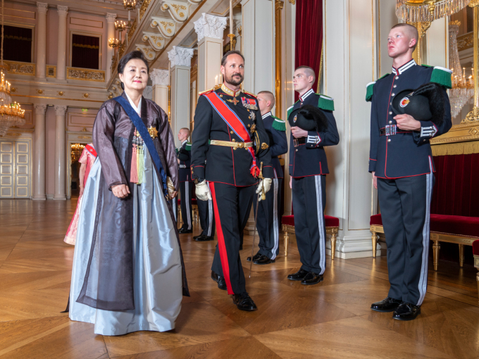 Crown Prince Haakon and First Lady Kim Jung-sook arrive for the gala dinner. Photo: Heiko Junge / NTB scanpix